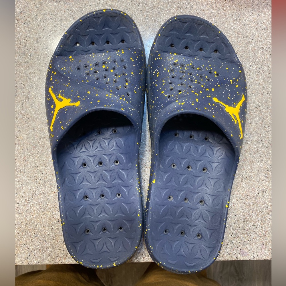 Michigan Wolverines Jordan slides size 8